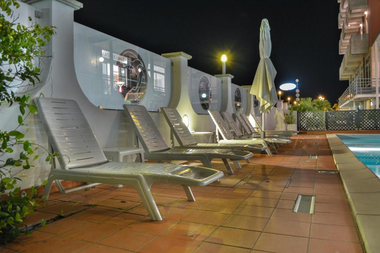 Hotel Delfino Milano Marittima Esterno foto